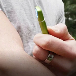 Vibis Insect Bite and Sting Relief Rechargeable Bug Bite Itch Relief Thing Fast Symptom Relief for Mosquito Bites Chemical-Free Treatment Natural Relief from Bug and Mosquito Bites Itching - Green - bite healer