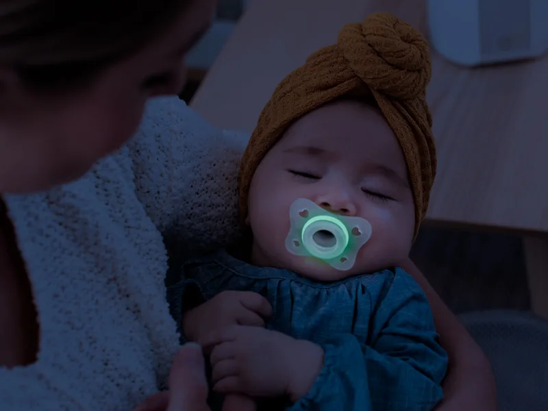 Chicco PhysioForma Silicone Mini Glow in The Dark Pacifier in Clear for Babies 2-6m Orthodontic Nipple BPA-Free 2-Count in Sterilizing Case - for baby's comfort