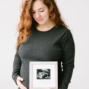 Pearhead Rustic Sonogram Photo Frame Lover at First Sight Baby Keepsake Picture Frame Gender-Neutral Nursery D cor Mother s Day Accessory Love at First Sight Frame Rustic - woman and sonogram frame