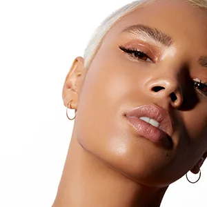Tan Luxe THE FACE Self Tanning Drops Light/Medium 10ml - model imagery