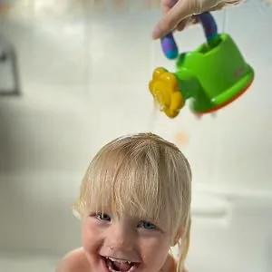 Nuby Fun Watering Can Bath Toy single - Pouring
