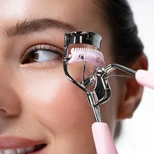 Brushworks Pro Lash Curler with Comb - Model image of lash curler with comb
