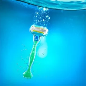Gillette Venus Extra Smooth Women's Razor Blade Refills x6 with 3 Curve-Hugging Blades - Ergonomic soft-grip gel handle